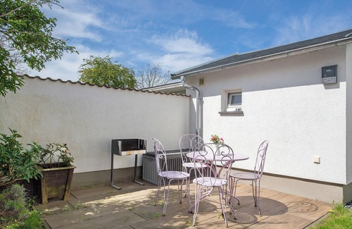 Schaprode Apartamento | Apartamento vacacional 'Reetferienhaus Lütt' con terraza compartida y Wi-Fi