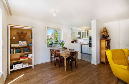 Furstenfeldbruck District Apartamento | Apartamento vacacional 'Sam's Homestay' con terraza, jardín y Wi-Fi
