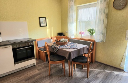 Iphofen Apartamento | Apartamento vacacional 'Scheurebe' con balcón privado, terraza y jardín comunitarios