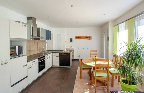 Schiltach Apartamento | Apartamento vacacional 'Sieber' con piscina comunitaria, terraza privada y Wi-Fi