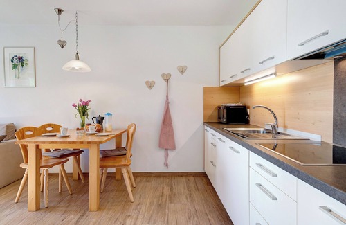 Issengo Apartamento | Apartamento vacacional "Stiflerhof Apt Enzian" con vistas a la montaña, jardín compartido y Wi-Fi