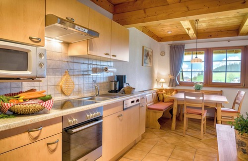 Breitnau Apartamento | Apartamento vacacional "Nido de la cigüeña" con vistas a la montaña, jardín comunitario y wifi