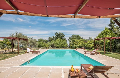Sarteano Casa | Apartamento vacacional 'Tenuta Podere Montemelino' con vistas a la montaña, piscina y Wi-Fi