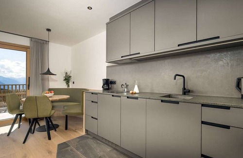 Avelengo Apartamento | Apartamento vacacional "Tschitthof Gill" con vistas a la montaña, terraza privada y Wi-Fi