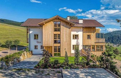 Avelengo Apartamento | Apartamento vacacional "Tschitthof Gill" con vistas a la montaña, terraza privada y Wi-Fi