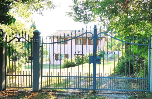 Fermignano Apartamento | Apartamento vacacional con terraza y piscina