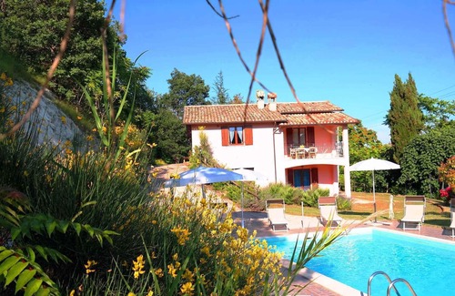 Fermignano Apartamento | Apartamento vacacional con terraza y piscina