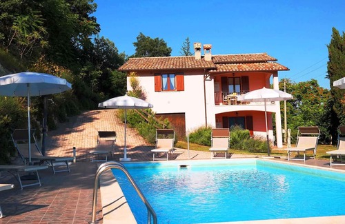 Fermignano Apartamento | Apartamento vacacional con terraza y piscina