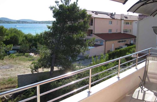 Srima Apartamento | Holiday apartment with air conditioning and balcony near the beach
