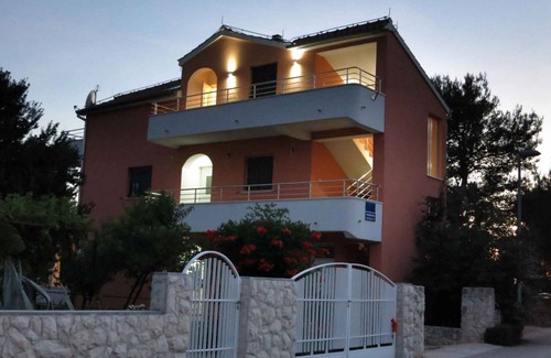 Srima Apartamento | Holiday apartment with air conditioning and balcony near the beach