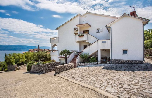 Vrbnik Apartamento | Apartamento vacacional con aire acondicionado y vista al mar