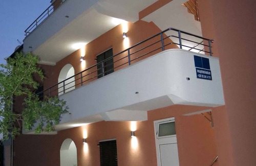 Srima Apartamento | Apartamento vacacional con aire acondicionado cerca de la playa