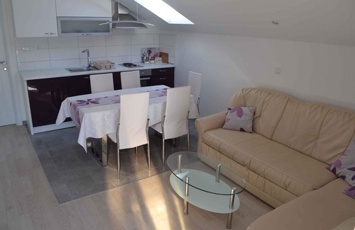 Srima Apartamento | Apartamento vacacional con aire acondicionado y balcón cerca de la playa