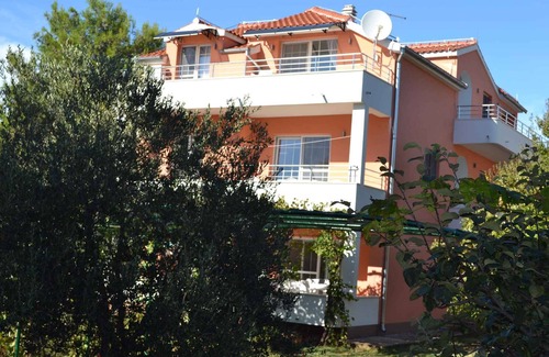 Srima Apartamento | Apartamento vacacional con aire acondicionado y balcón cerca de la playa