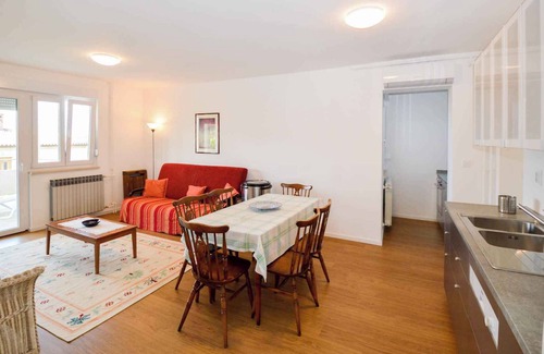 Vintijan Apartamento | Apartamento vacacional con balcón y televisión vía satélite