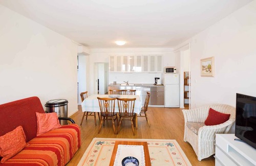 Vintijan Apartamento | Apartamento vacacional con balcón y televisión vía satélite