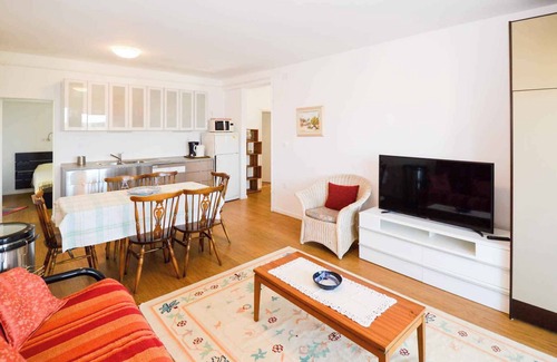 Vintijan Apartamento | Apartamento vacacional con balcón y televisión vía satélite