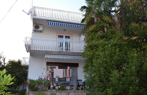 Vodice Apartamento | Holiday apartment with balcony and air conditioning