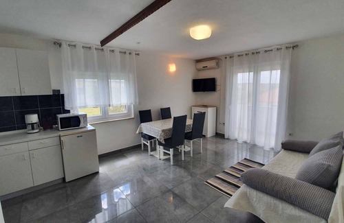 Ljubac Apartamento | Apartamento vacacional con terraza grande y barbacoa