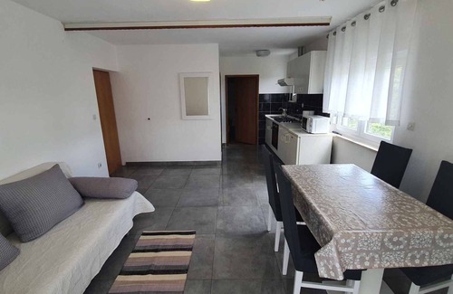 Ljubac Apartamento | Apartamento vacacional con terraza grande y barbacoa