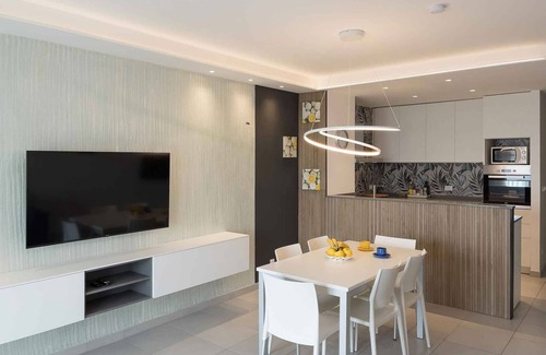 Lignano Sabbiadoro Apartamento | Apartamento vacacional con balcón, internet y piscina