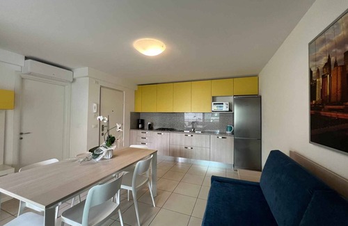 Lignano Sabbiadoro Apartamento | Apartamento vacacional con un pequeño balcón