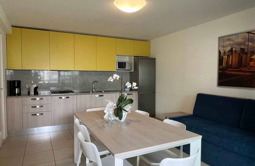 Lignano Sabbiadoro Apartamento | Apartamento vacacional con un pequeño balcón
