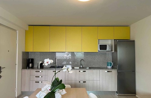 Lignano Sabbiadoro Apartamento | Apartamento vacacional con un pequeño balcón