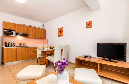 Suha Punta Apartamento | Holiday apartment with pool