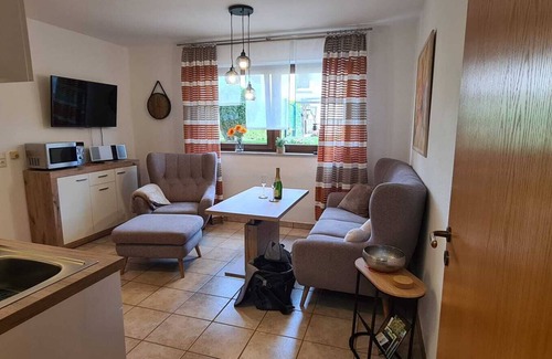 Balve Apartamento | Apartamento vacacional 'Zum Plauderbaum' con terraza privada, jardín privado y jacuzzi exterior privado