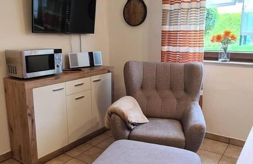 Balve Apartamento | Apartamento vacacional 'Zum Plauderbaum' con terraza privada, jardín privado y jacuzzi exterior privado