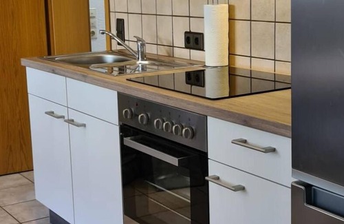 Balve Apartamento | Apartamento vacacional 'Zum Plauderbaum' con terraza privada, jardín privado y jacuzzi exterior privado