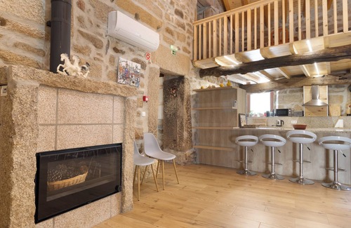 Valpacos Apartamento | Dormitorio de vacaciones 'Quarto Duplo Canhoteiros' con vista montaña, Wi-Fi y aire acondicionado.