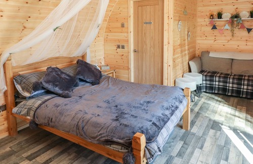 Blackwood Cabaña | HOLIDAY CABIN, pet friendly, with a garden in Blackwood