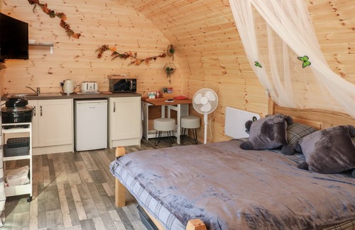 Blackwood Cabaña | HOLIDAY CABIN, pet friendly, with a garden in Blackwood