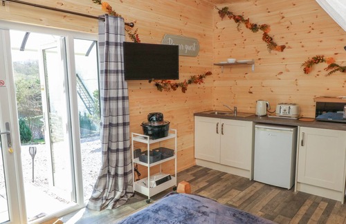 Blackwood Cabaña | HOLIDAY CABIN, pet friendly, with a garden in Blackwood
