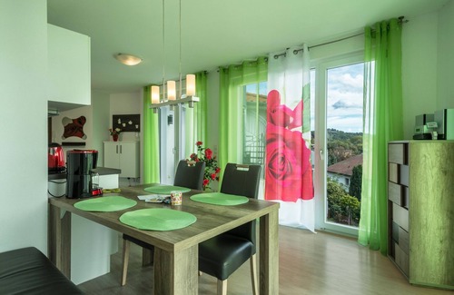 Sipplingen Apartamento | Apartamento vacacional "Rose" con gran balcón con vistas al lago, Wi-Fi y televisión