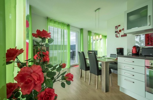 Sipplingen Apartamento | Apartamento vacacional "Rose" con gran balcón con vistas al lago, Wi-Fi y televisión