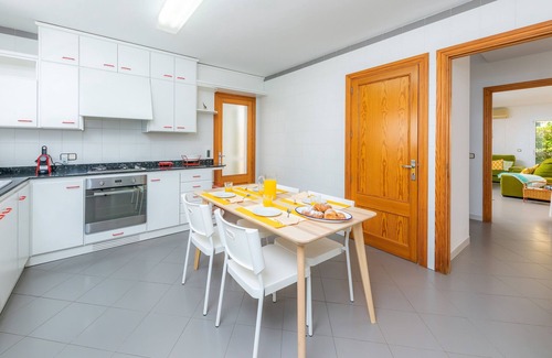 Colonia de Sant Pere Chalet De Esquí | Holiday Home Can Roig Loft with Mountain View, Wi-Fi, Balcony, Terrace & Garden; Street Parking Available