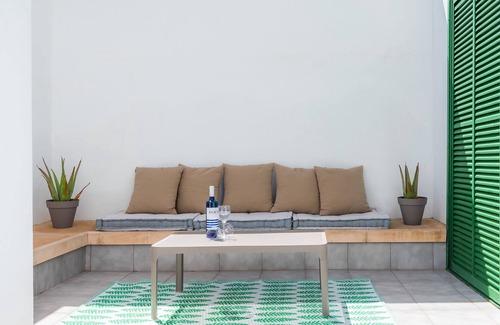 Colonia de Sant Pere Chalet De Esquí | Holiday Home Can Roig Loft with Mountain View, Wi-Fi, Balcony, Terrace & Garden; Street Parking Available