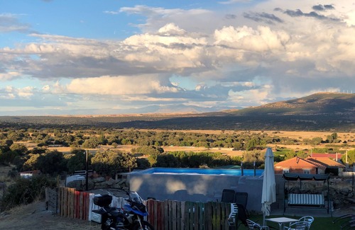 Gallegos de San Vicente Casa | Casa de vacaciones 'Cincosombreros' con vistas a la montaña, piscina privada y Wi-Fi