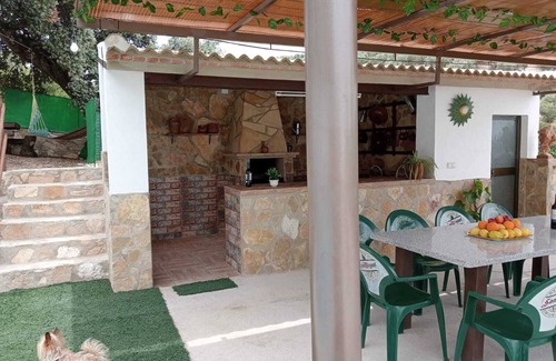 Villanueva de Algaidas Casa | Casa de vacaciones 'Casa La Pedriza Completa' con vistas a la montaña, piscina privada y Wi-Fi