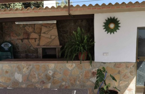 Villanueva de Algaidas Casa | Casa de vacaciones 'La Pedriza Para 2' con vistas a la montaña, piscina compartida y Wi-Fi