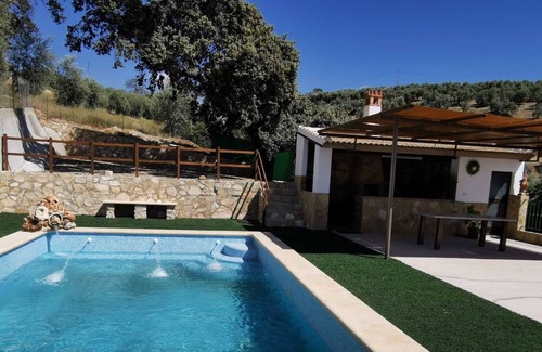 Villanueva de Algaidas Casa | Casa de vacaciones 'La Pedriza Para 2' con vistas a la montaña, piscina compartida y Wi-Fi