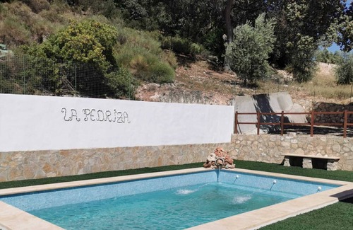 Villanueva de Algaidas Casa | Casa de vacaciones 'La Pedriza Para 2' con vistas a la montaña, piscina compartida y Wi-Fi