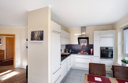 Meschede Apartamento | Apartamento de vacaciones "FeWo am Hennesee" con balcón y vistas lejanas