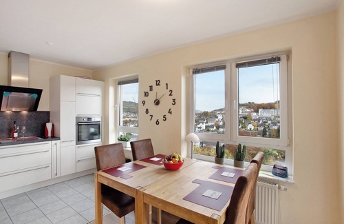 Meschede Apartamento | Apartamento de vacaciones "FeWo am Hennesee" con balcón y vistas lejanas