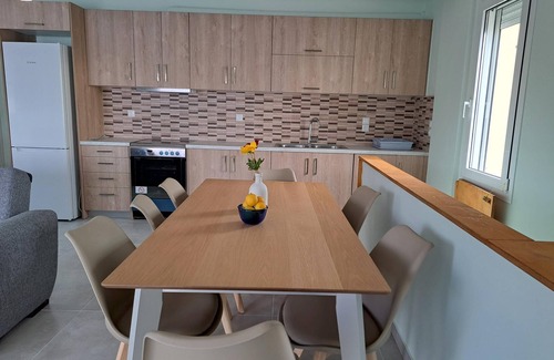 Karystos Casa | Holiday flat in a fantastic location right by the sea, direct beach access, Eubo