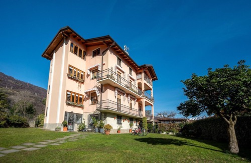 Dongo Apartamento | Holiday flat with lake view Music & Art