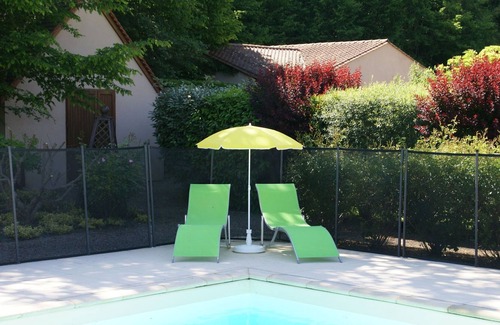 Castelnaud-la-Chapelle Casa | Vivienda adosada con jardín, para dos personas y un bebé, en un pequeño parque.